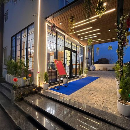 Hotel Three Seasons Vrindāvan Eksteriør bilde