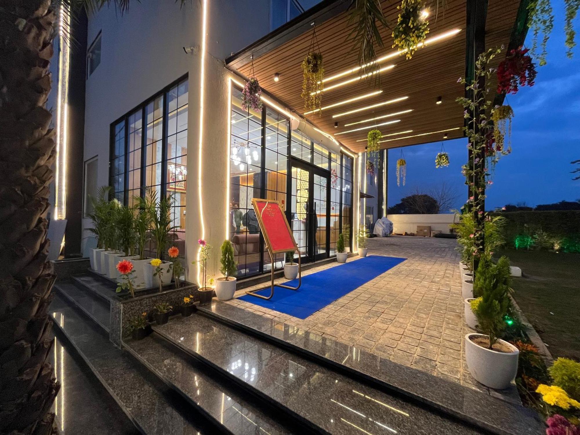 Hotel Three Seasons Vrindāvan Eksteriør bilde