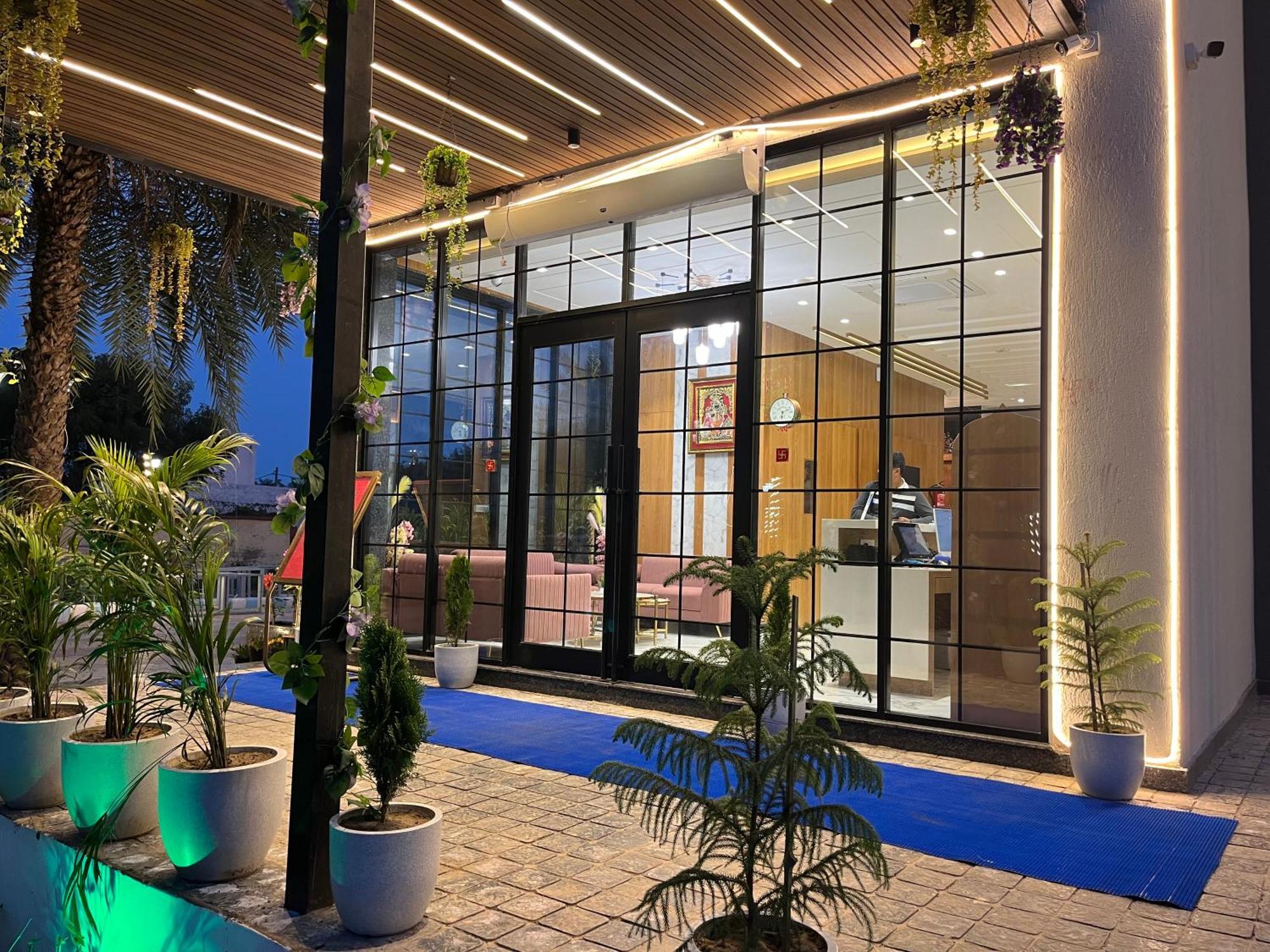 Hotel Three Seasons Vrindāvan Eksteriør bilde