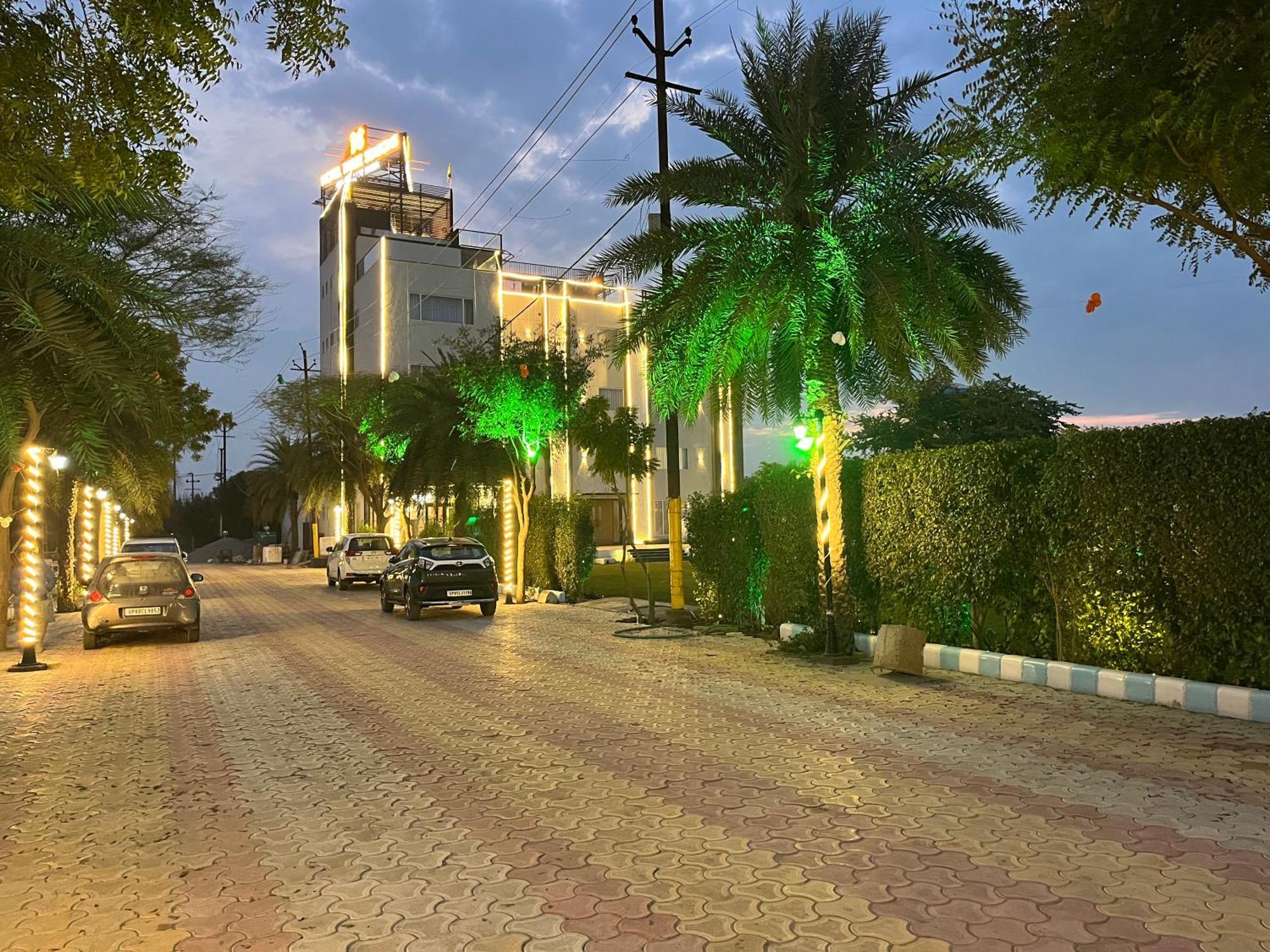 Hotel Three Seasons Vrindāvan Eksteriør bilde