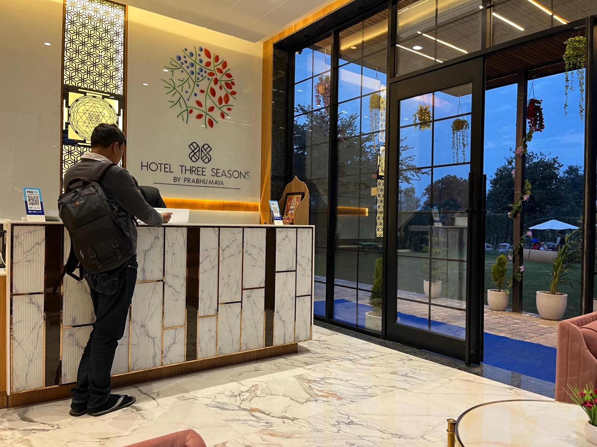 Hotel Three Seasons Vrindāvan Eksteriør bilde