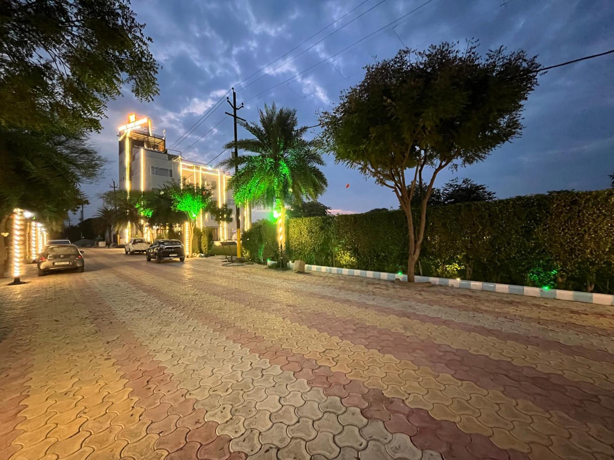 Hotel Three Seasons Vrindāvan Eksteriør bilde