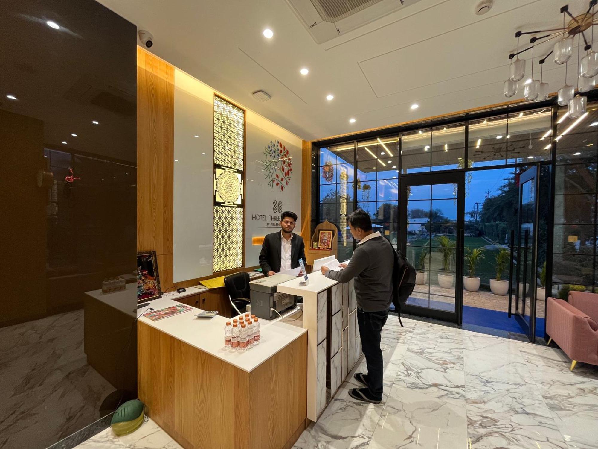 Hotel Three Seasons Vrindāvan Eksteriør bilde