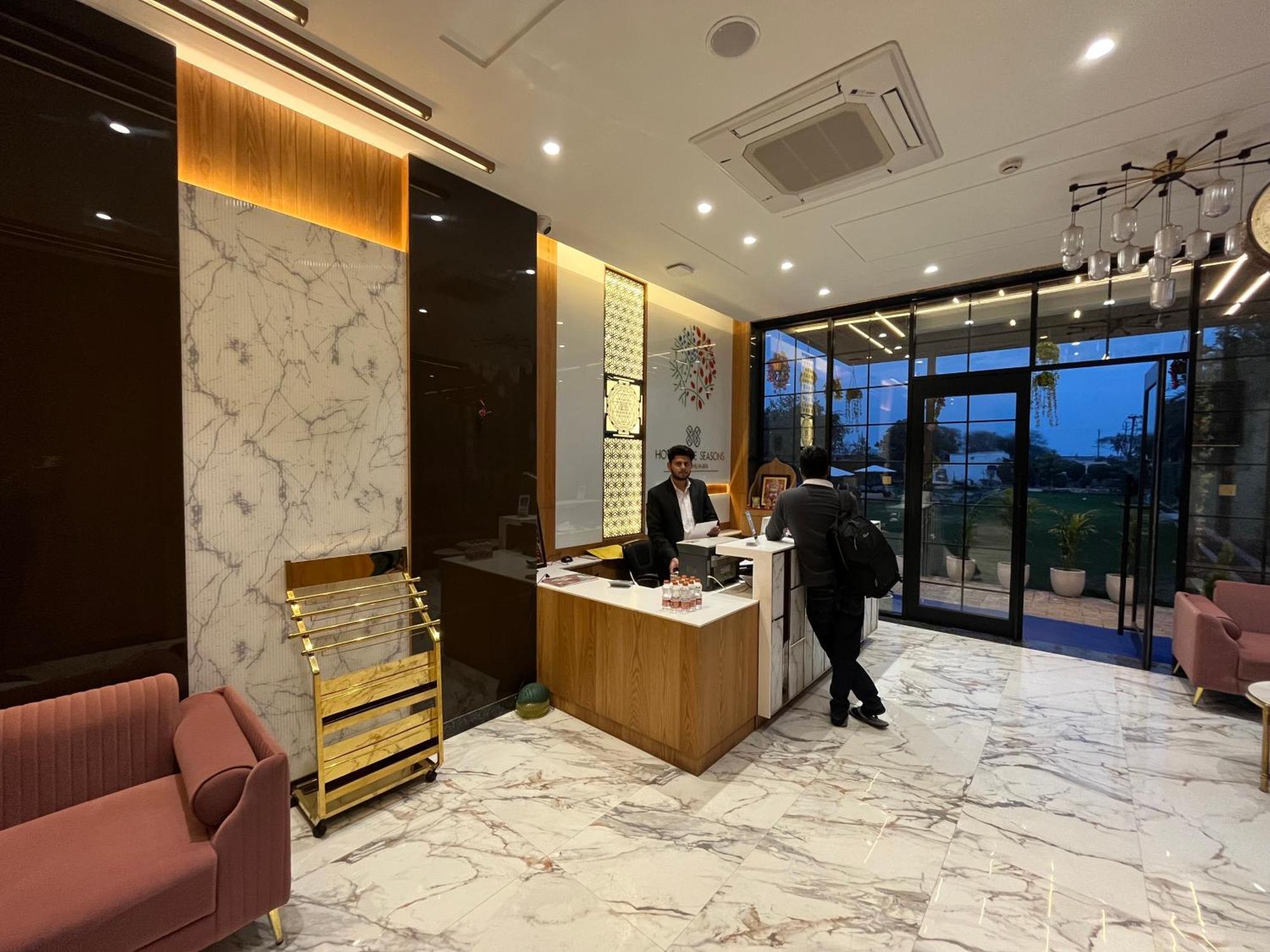 Hotel Three Seasons Vrindāvan Eksteriør bilde