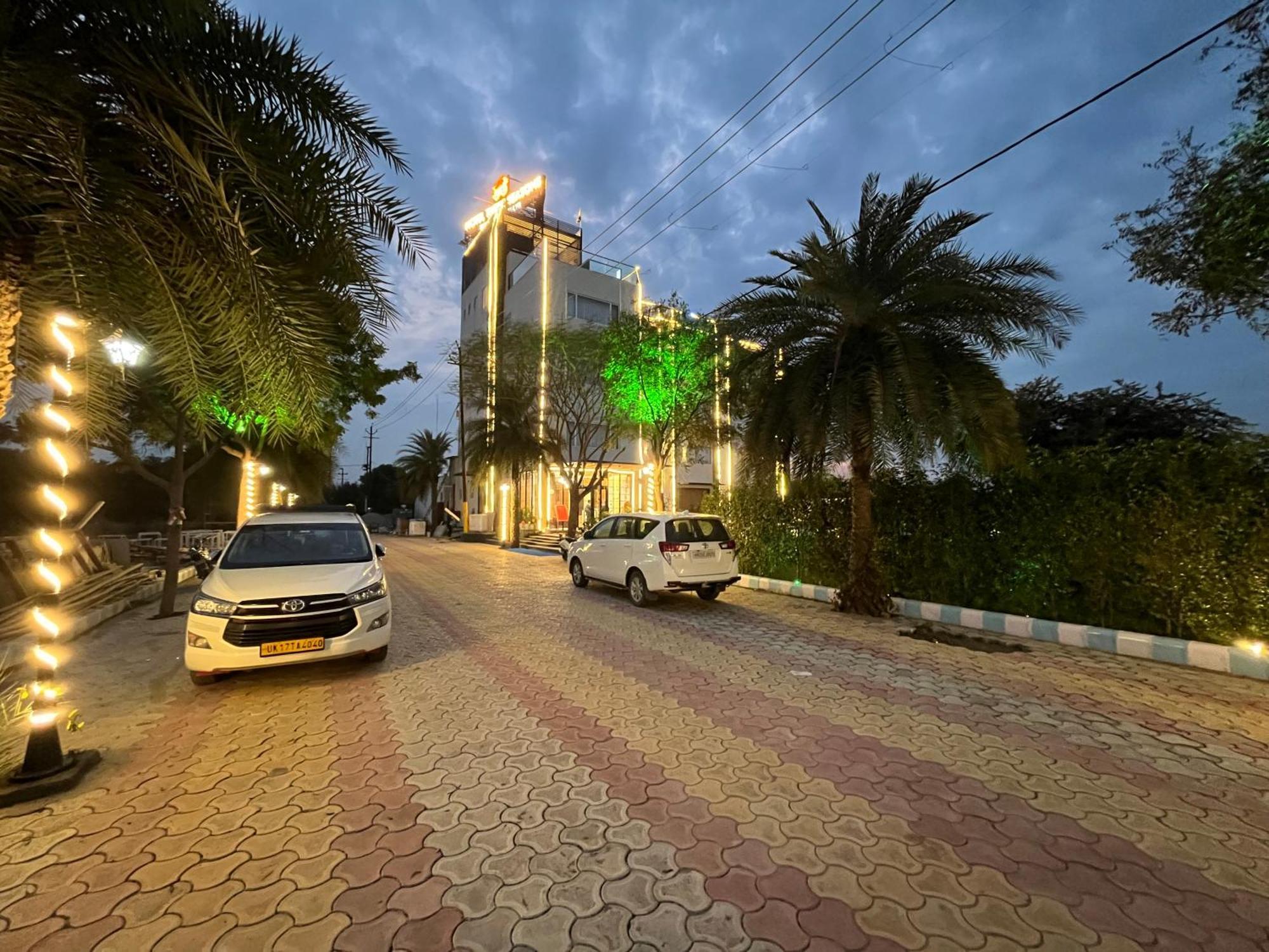Hotel Three Seasons Vrindāvan Eksteriør bilde