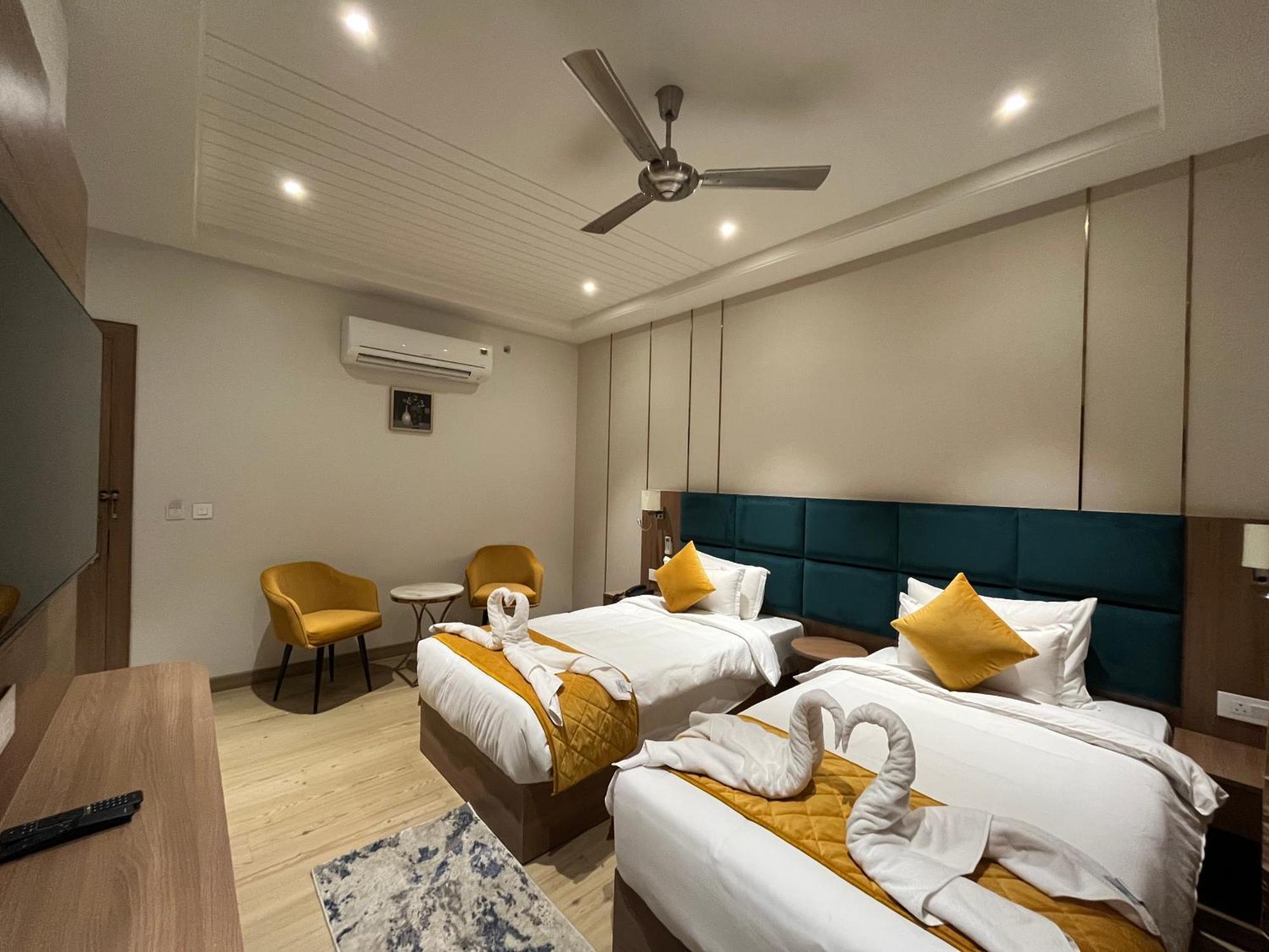 Hotel Three Seasons Vrindāvan Eksteriør bilde