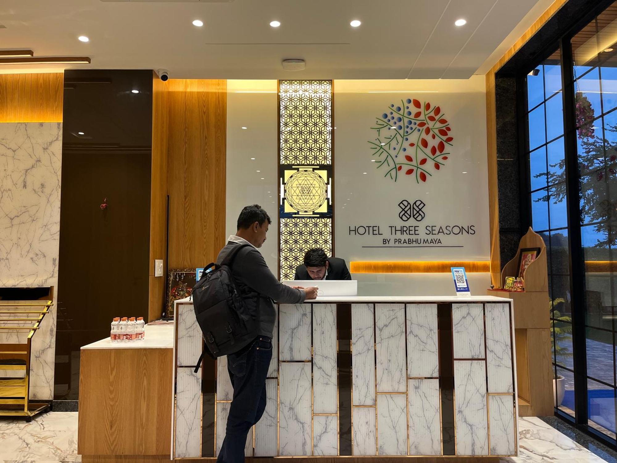 Hotel Three Seasons Vrindāvan Eksteriør bilde