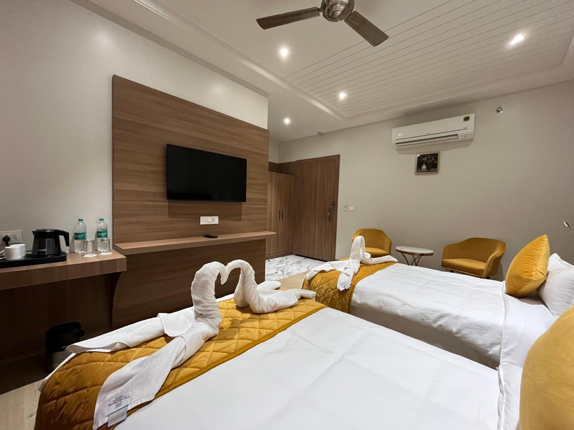 Hotel Three Seasons Vrindāvan Eksteriør bilde
