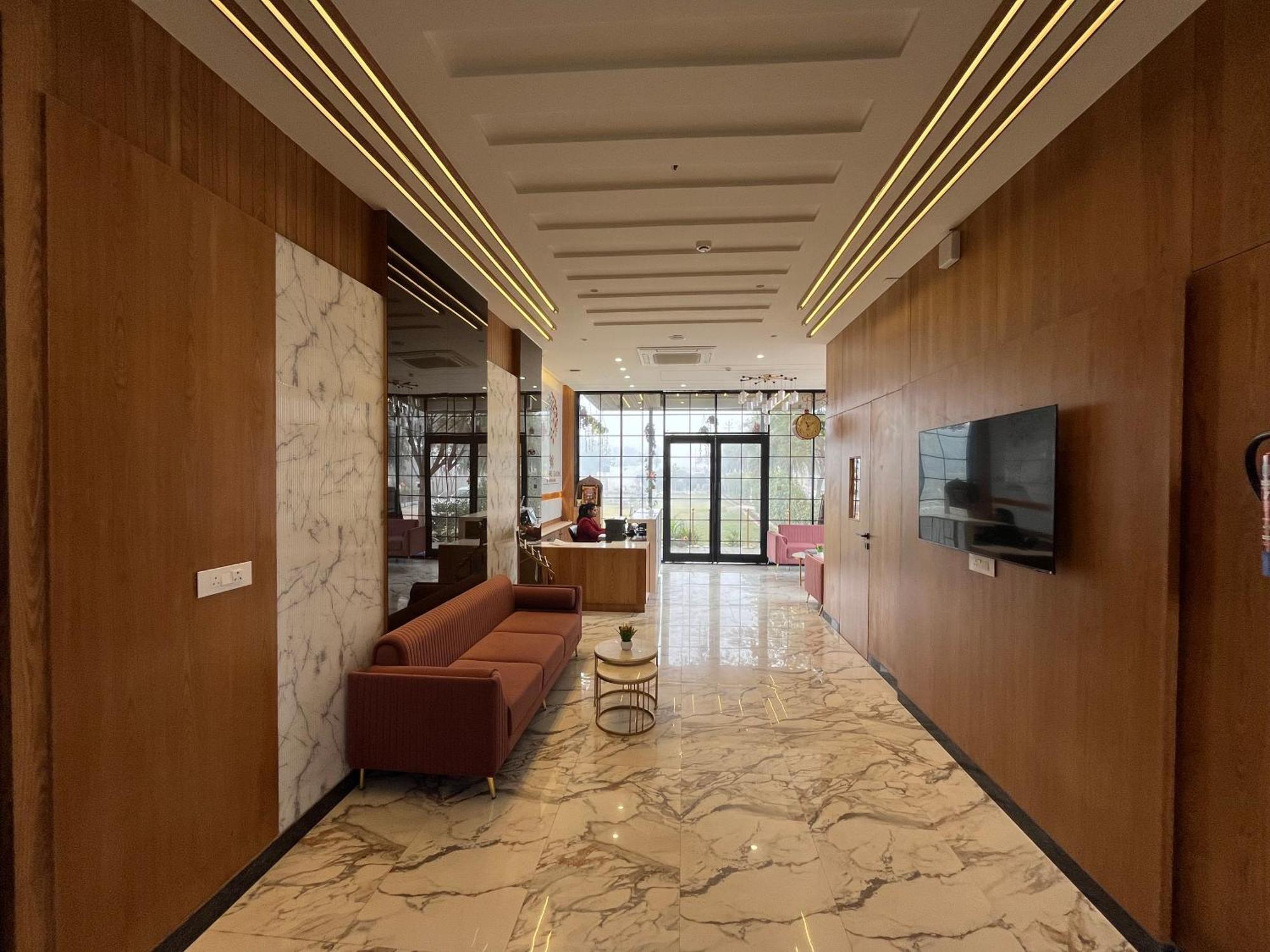 Hotel Three Seasons Vrindāvan Eksteriør bilde