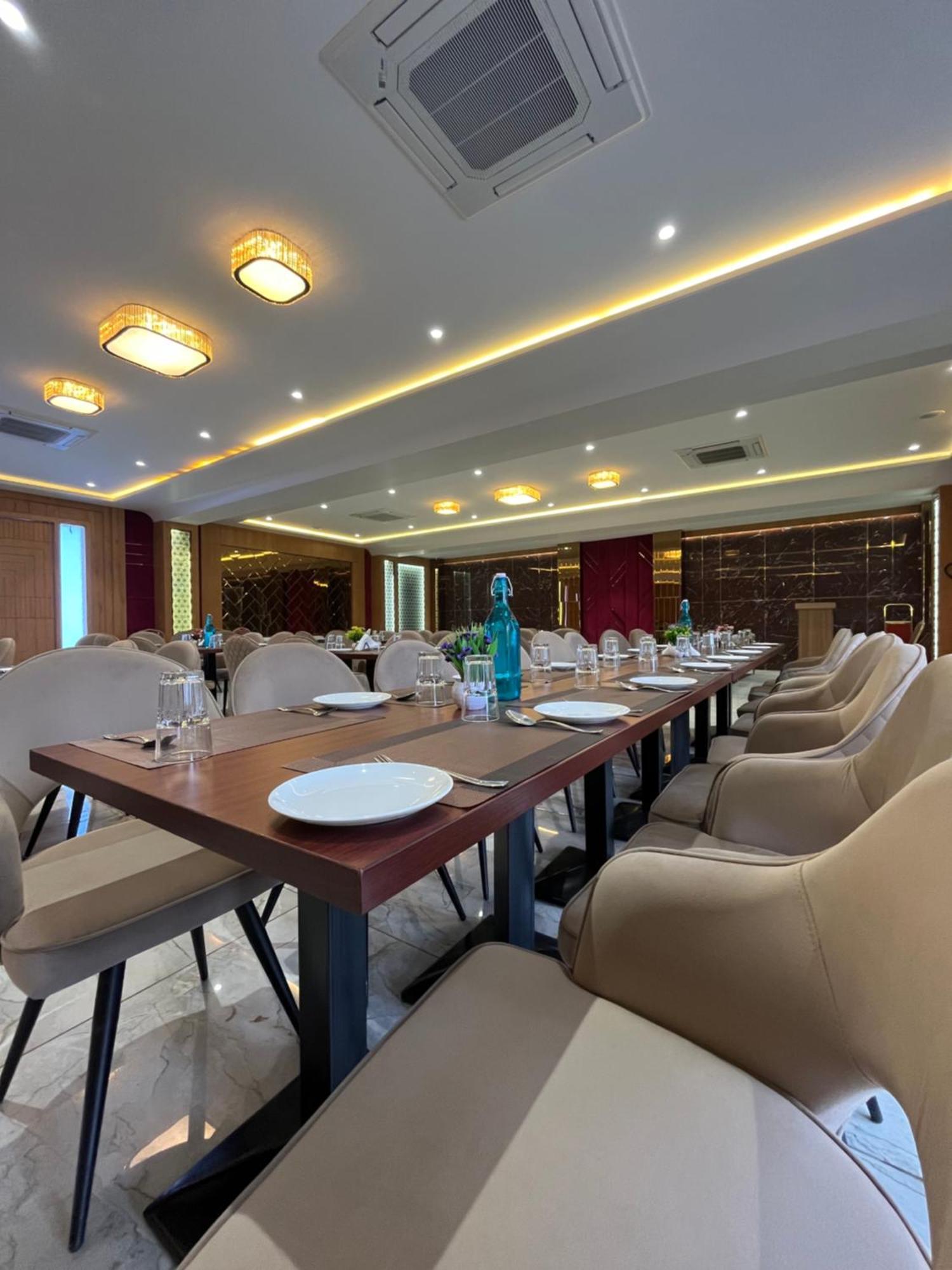Hotel Three Seasons Vrindāvan Eksteriør bilde