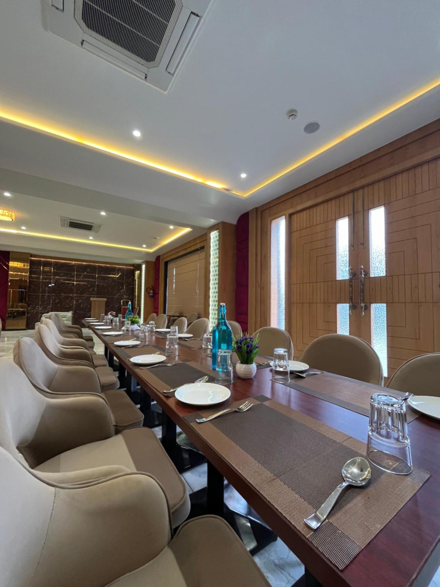 Hotel Three Seasons Vrindāvan Eksteriør bilde