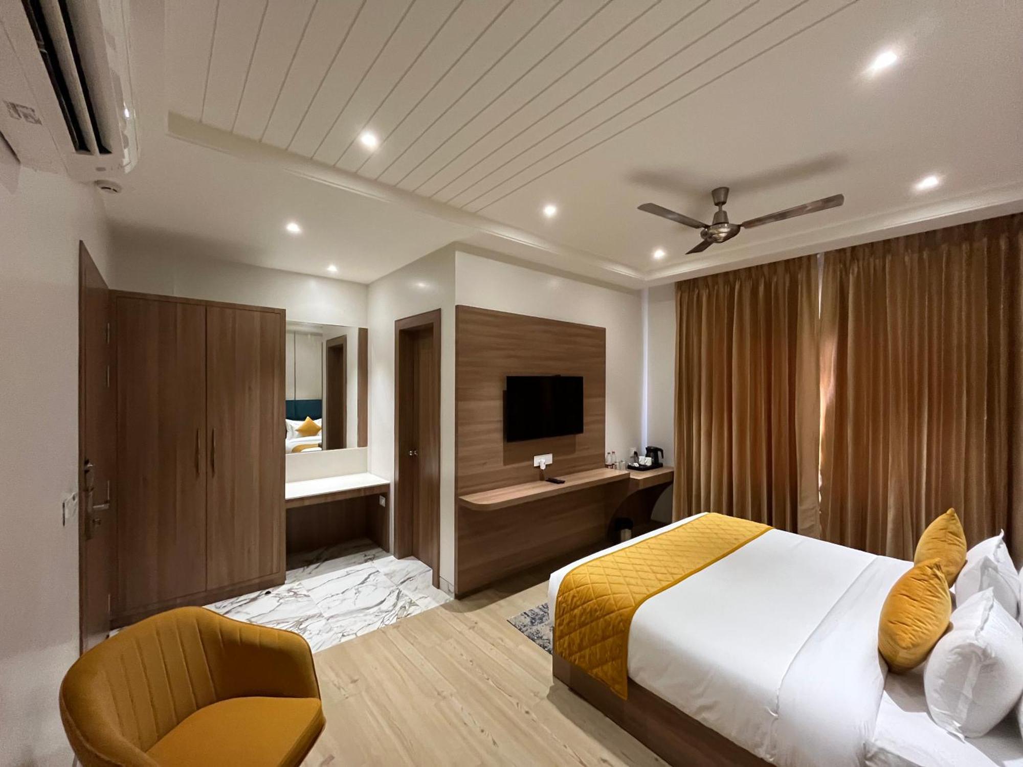 Hotel Three Seasons Vrindāvan Eksteriør bilde