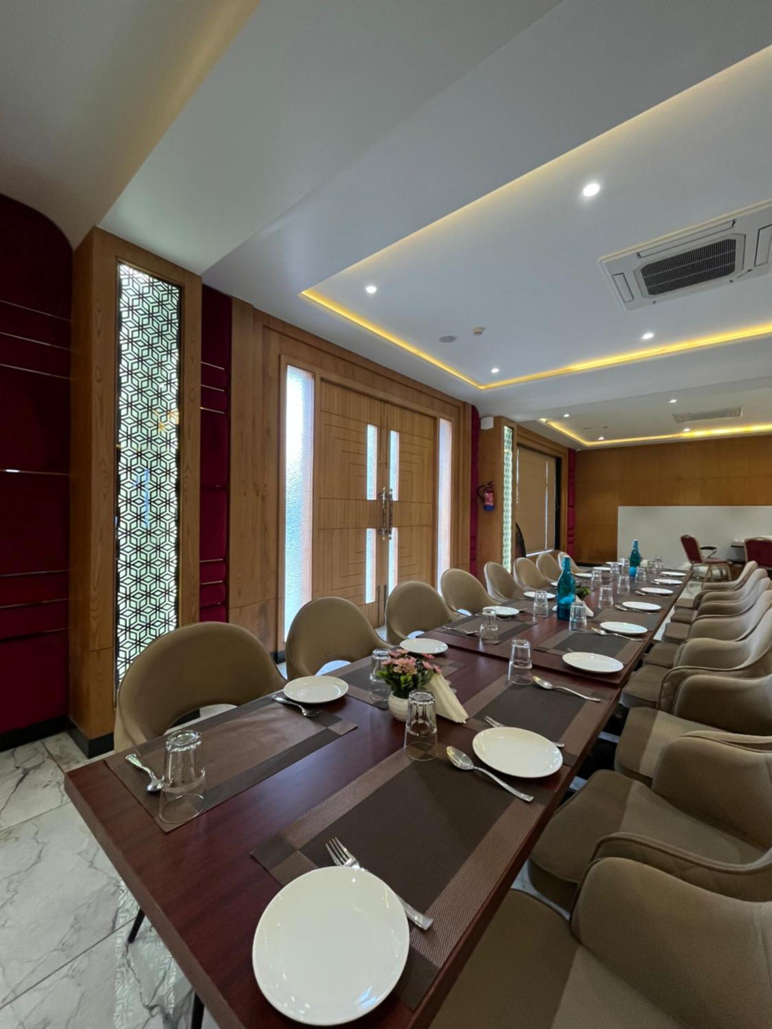 Hotel Three Seasons Vrindāvan Eksteriør bilde