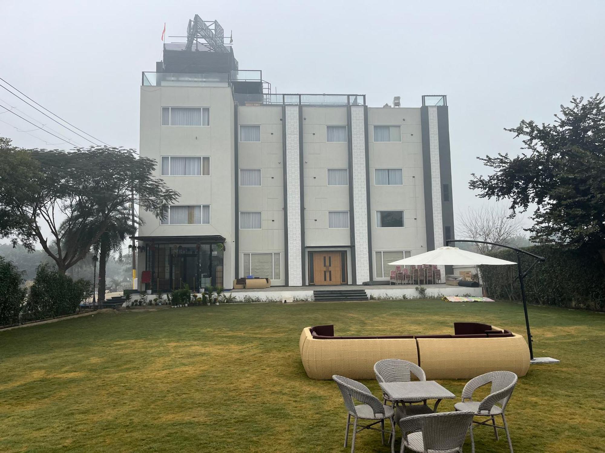 Hotel Three Seasons Vrindāvan Eksteriør bilde