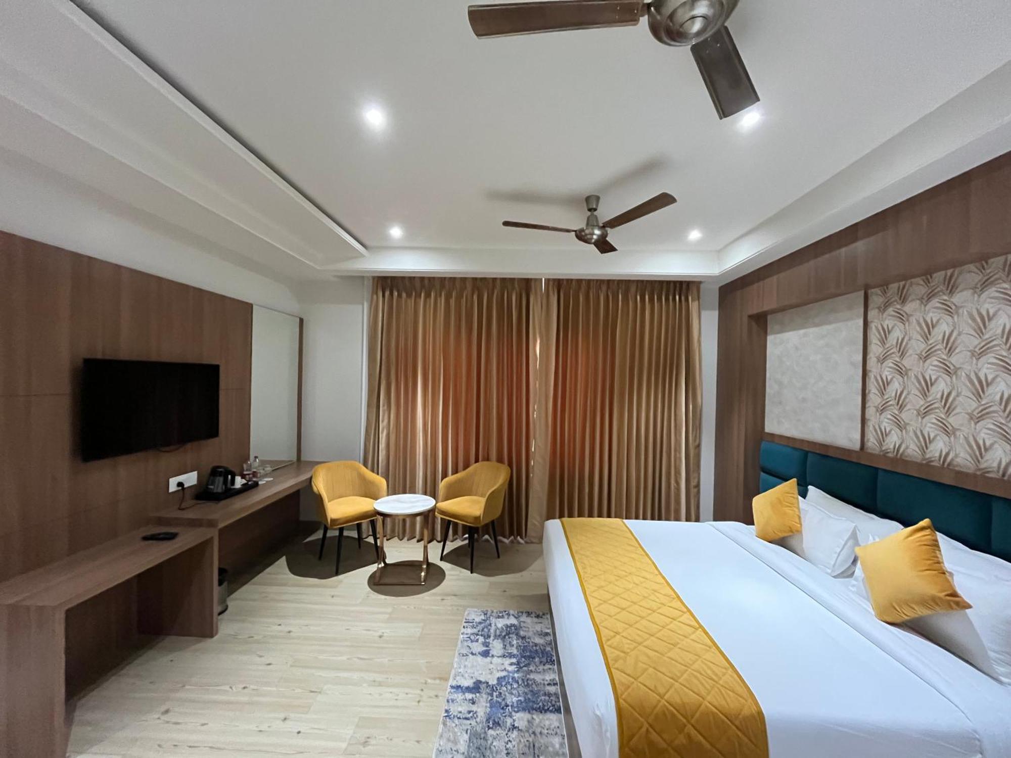 Hotel Three Seasons Vrindāvan Eksteriør bilde
