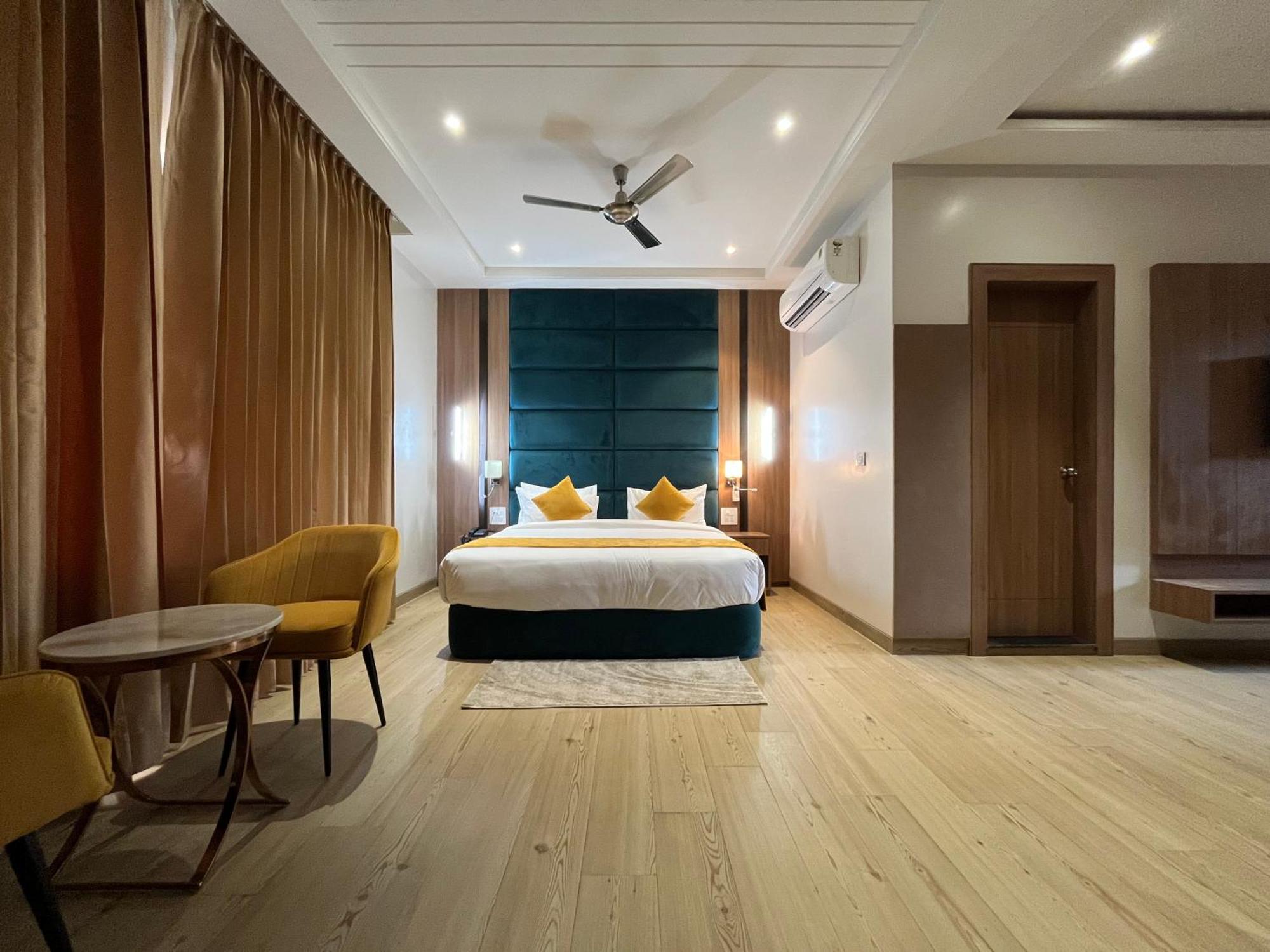 Hotel Three Seasons Vrindāvan Eksteriør bilde