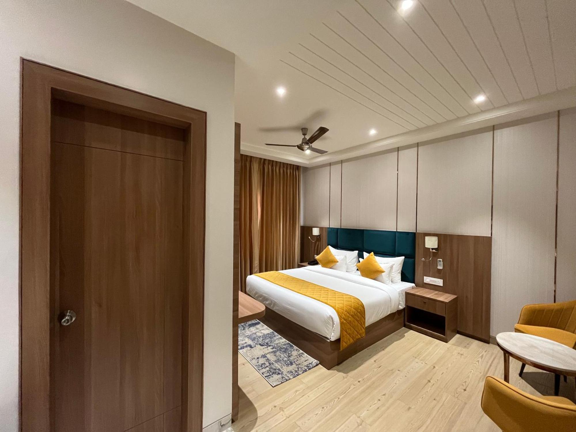 Hotel Three Seasons Vrindāvan Eksteriør bilde