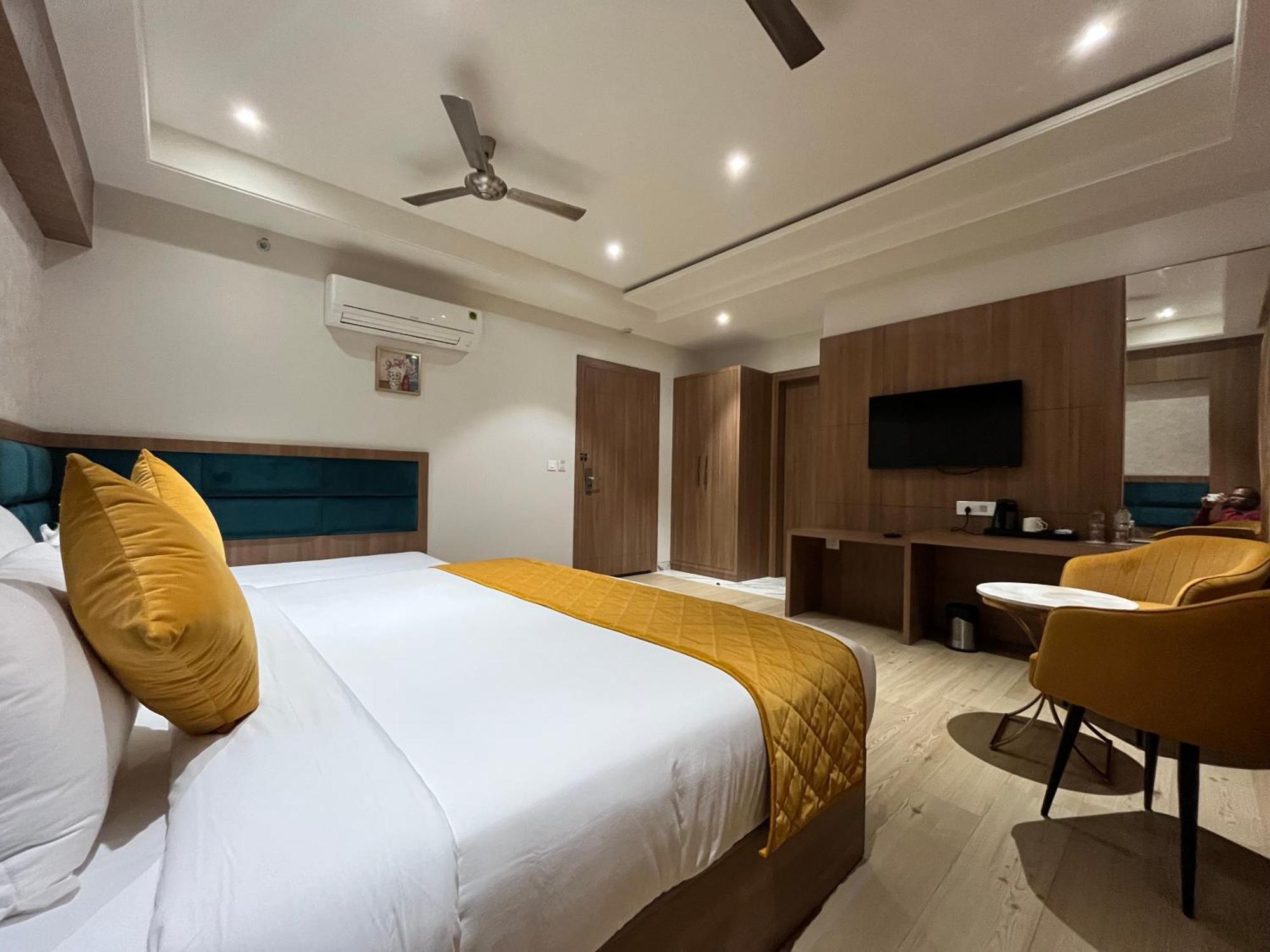 Hotel Three Seasons Vrindāvan Eksteriør bilde