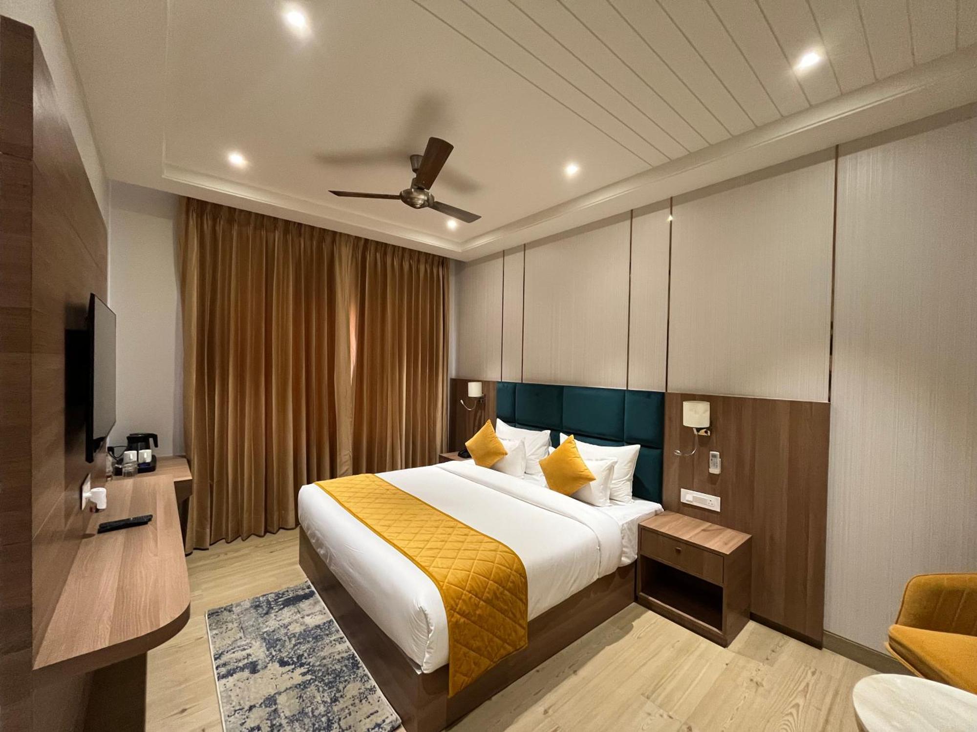 Hotel Three Seasons Vrindāvan Eksteriør bilde