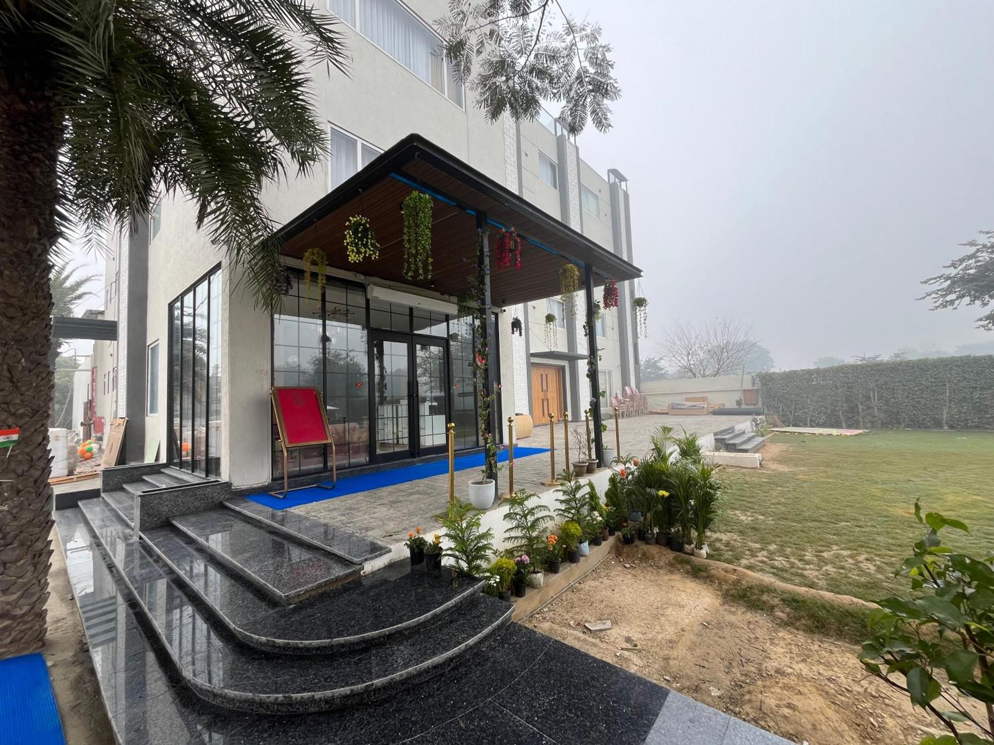 Hotel Three Seasons Vrindāvan Eksteriør bilde
