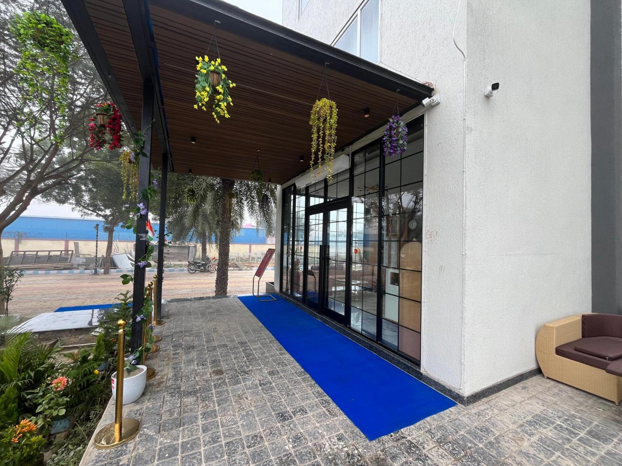 Hotel Three Seasons Vrindāvan Eksteriør bilde