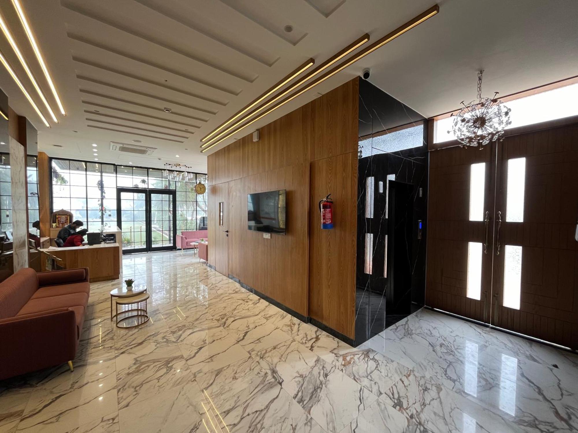 Hotel Three Seasons Vrindāvan Eksteriør bilde