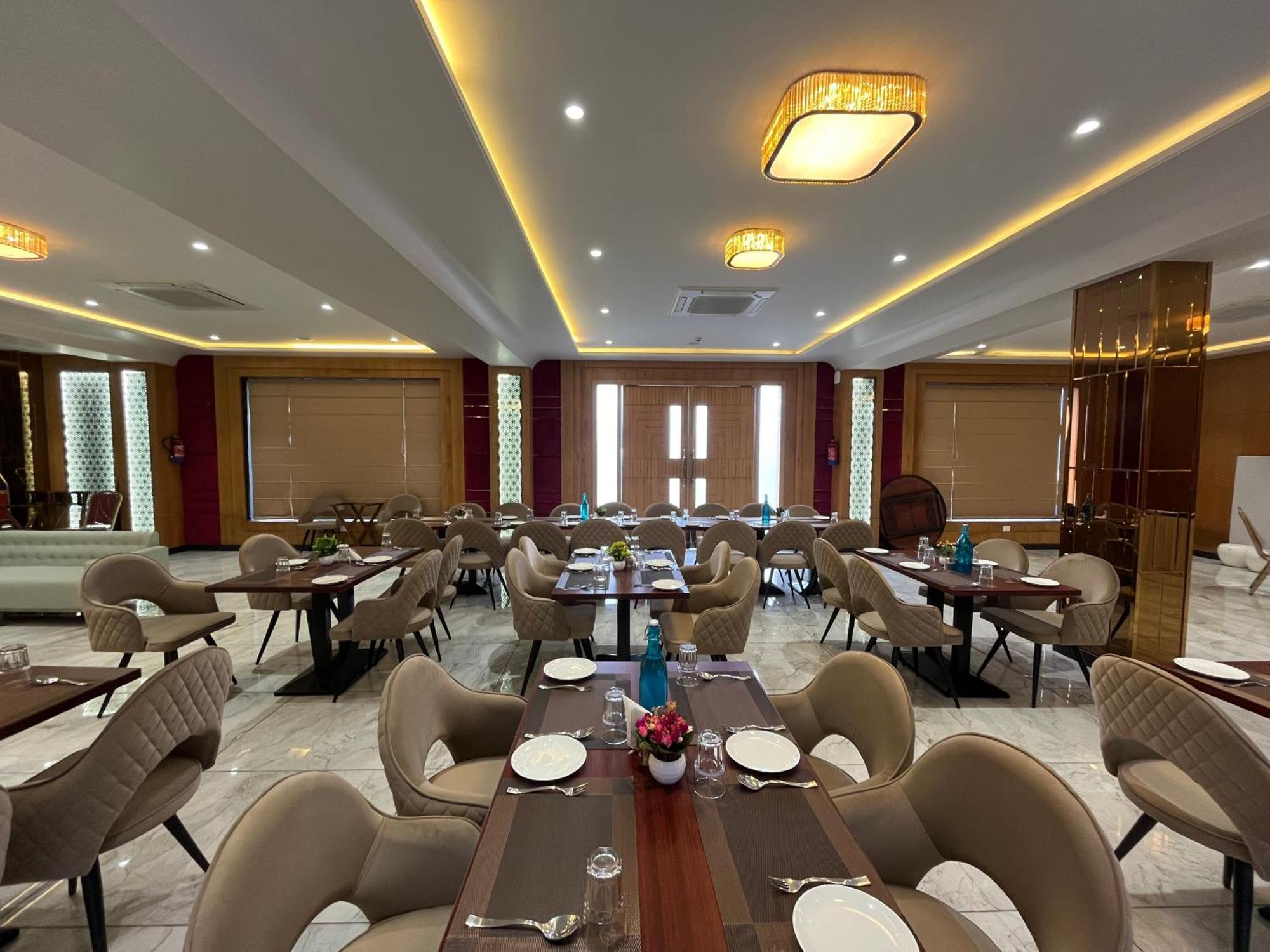 Hotel Three Seasons Vrindāvan Eksteriør bilde