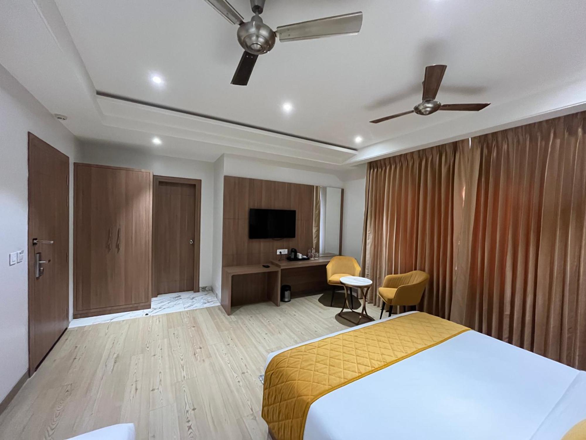 Hotel Three Seasons Vrindāvan Eksteriør bilde
