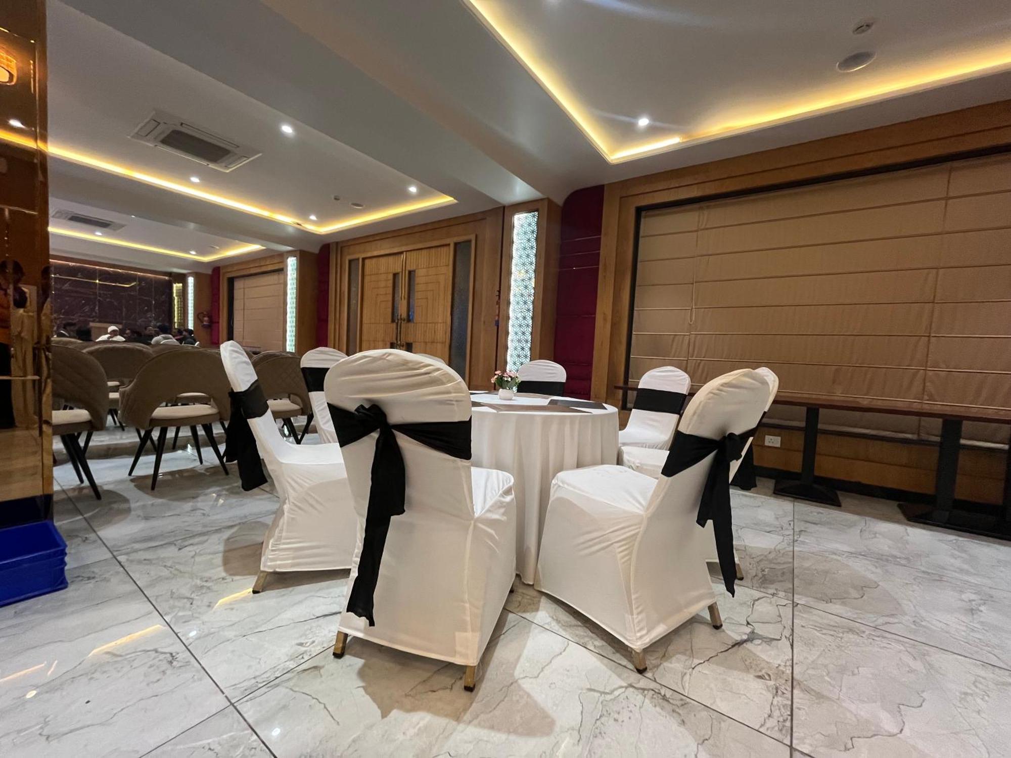 Hotel Three Seasons Vrindāvan Eksteriør bilde