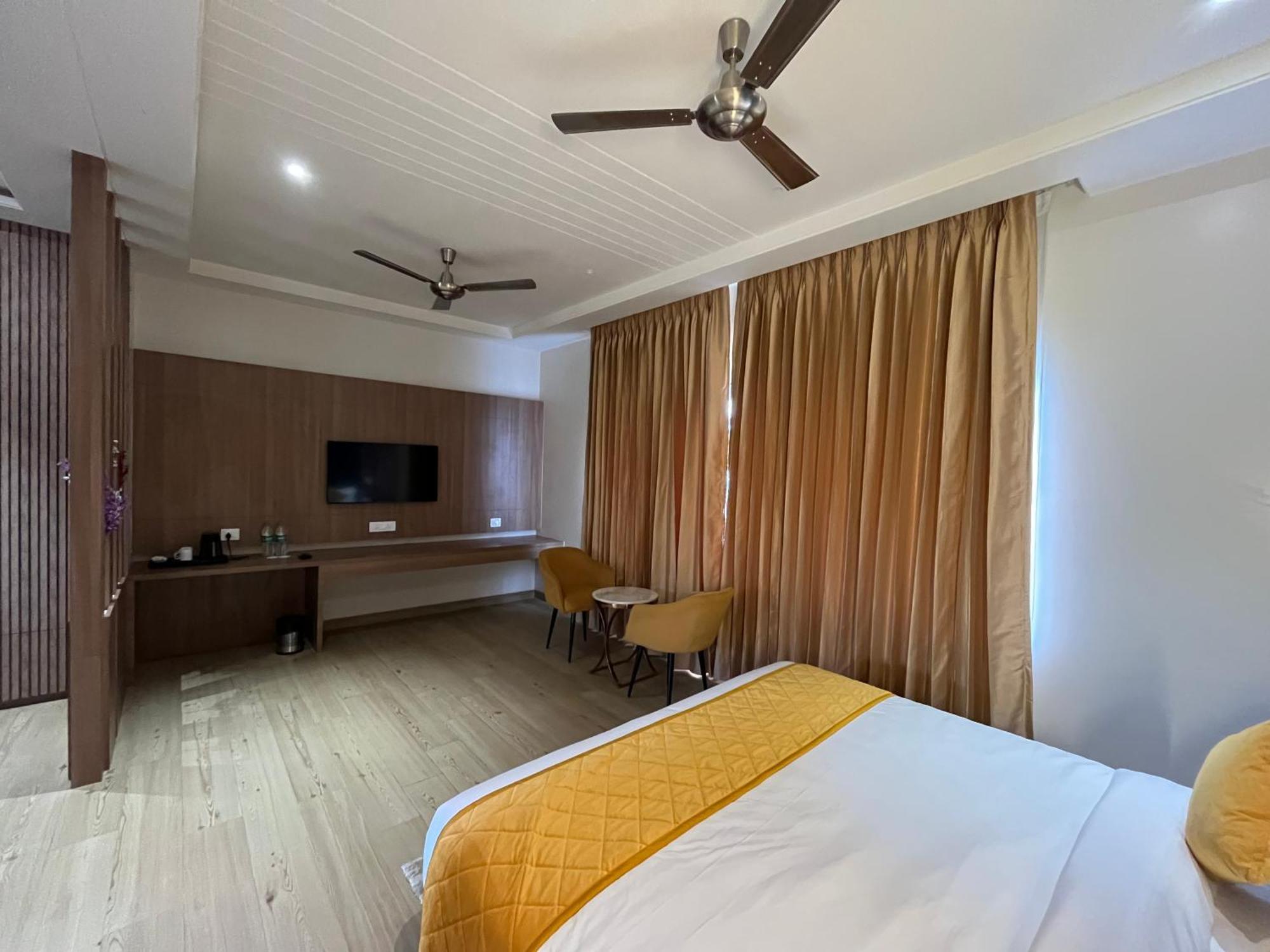 Hotel Three Seasons Vrindāvan Eksteriør bilde