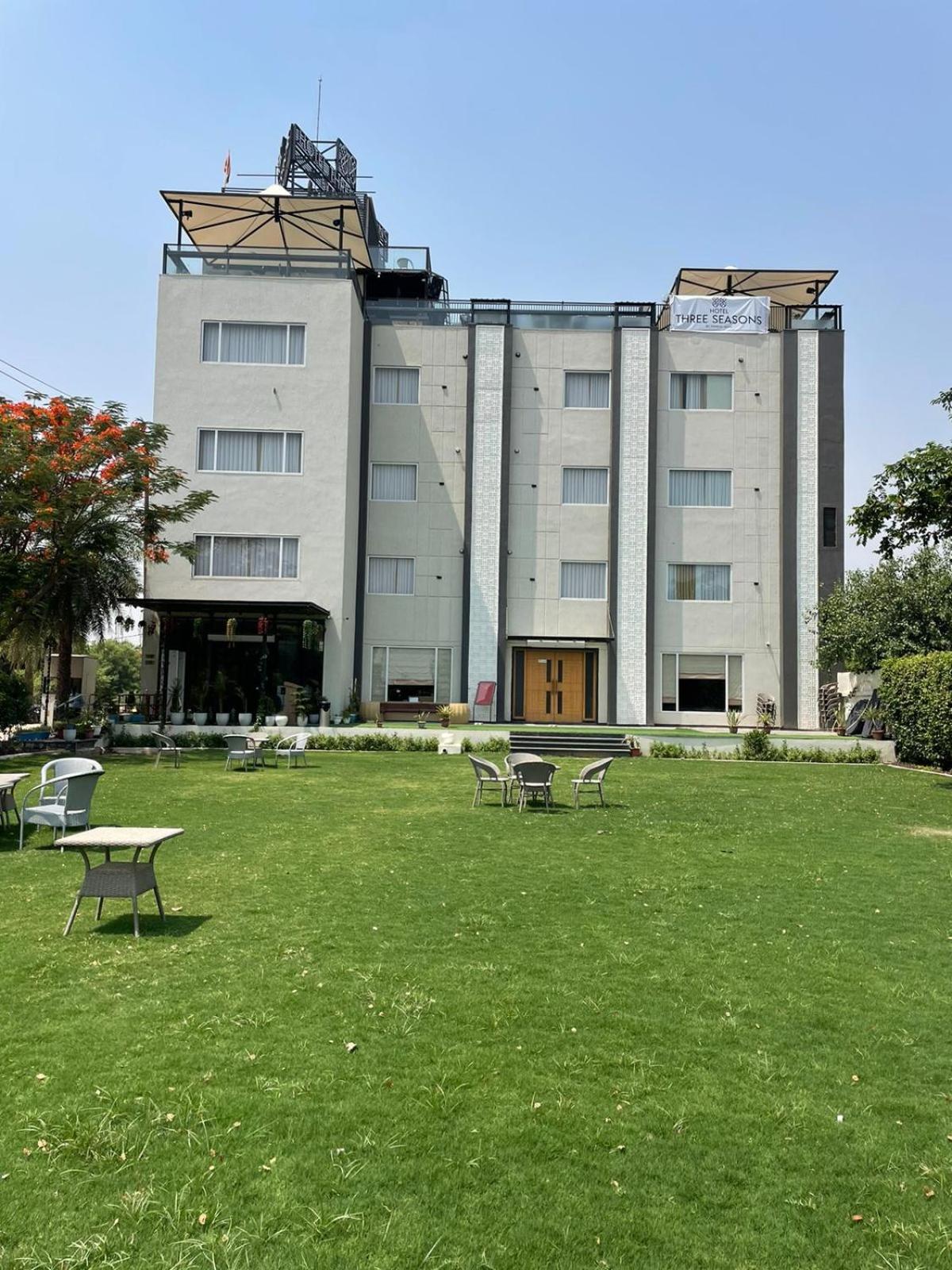 Hotel Three Seasons Vrindāvan Eksteriør bilde