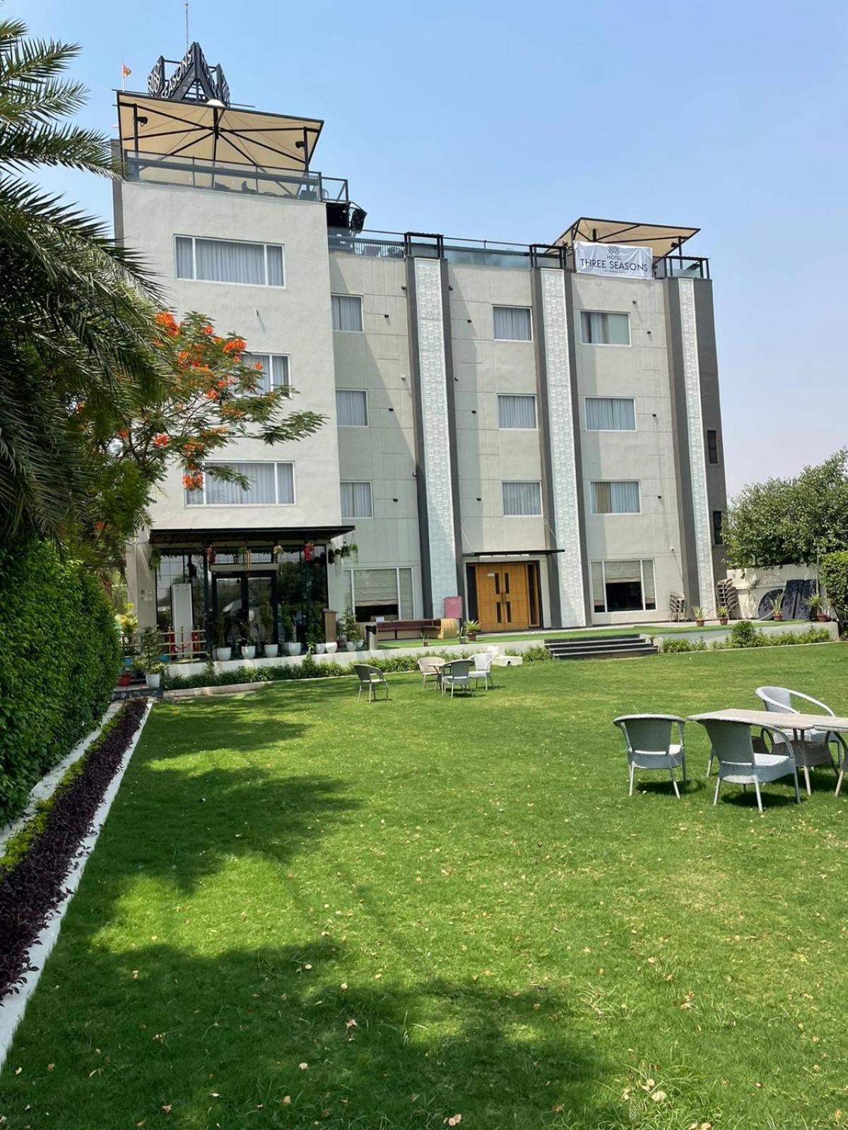 Hotel Three Seasons Vrindāvan Eksteriør bilde