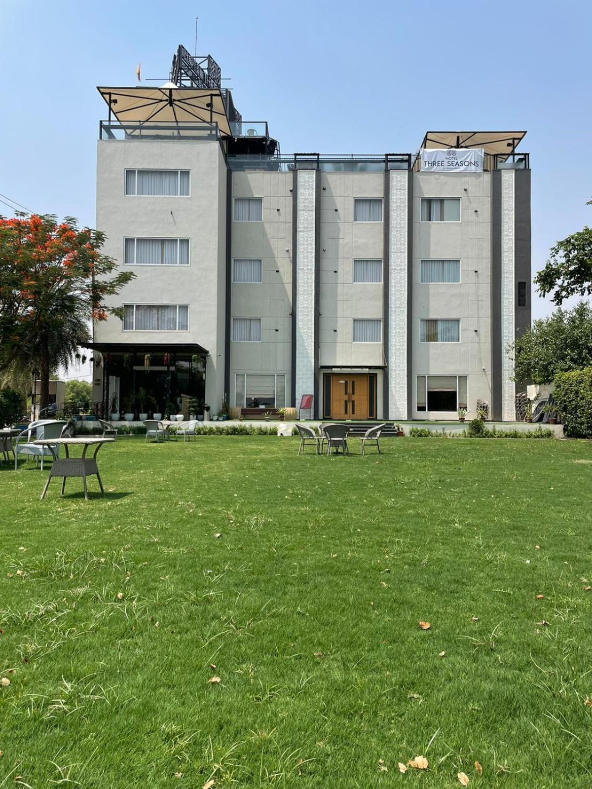 Hotel Three Seasons Vrindāvan Eksteriør bilde