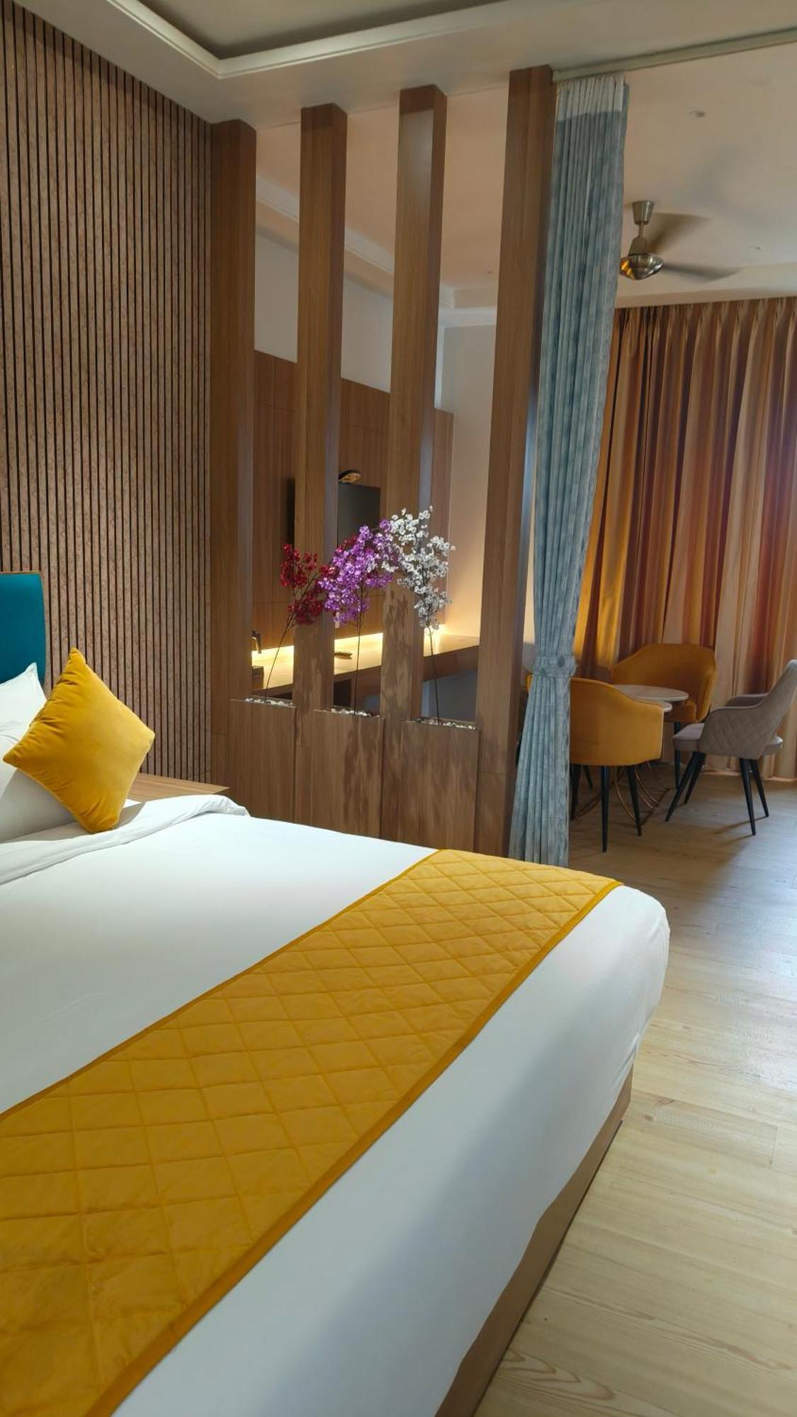 Hotel Three Seasons Vrindāvan Eksteriør bilde