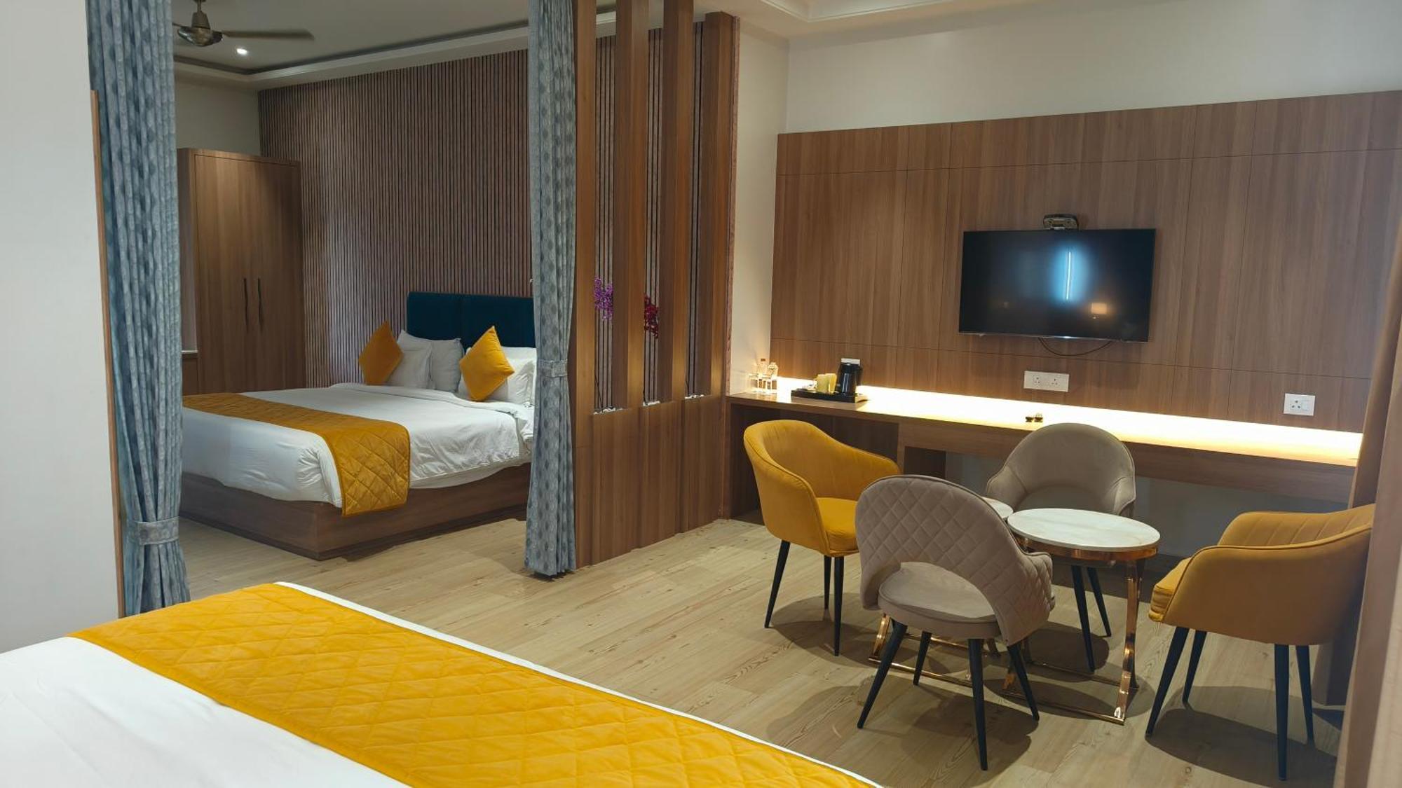 Hotel Three Seasons Vrindāvan Eksteriør bilde