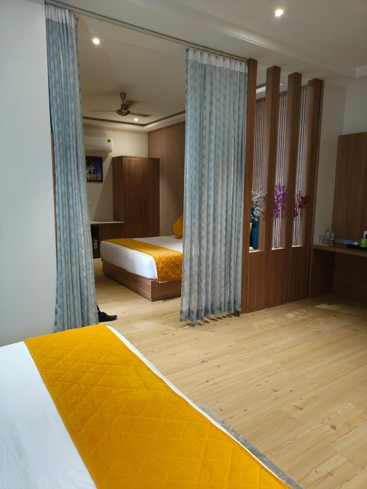 Hotel Three Seasons Vrindāvan Eksteriør bilde