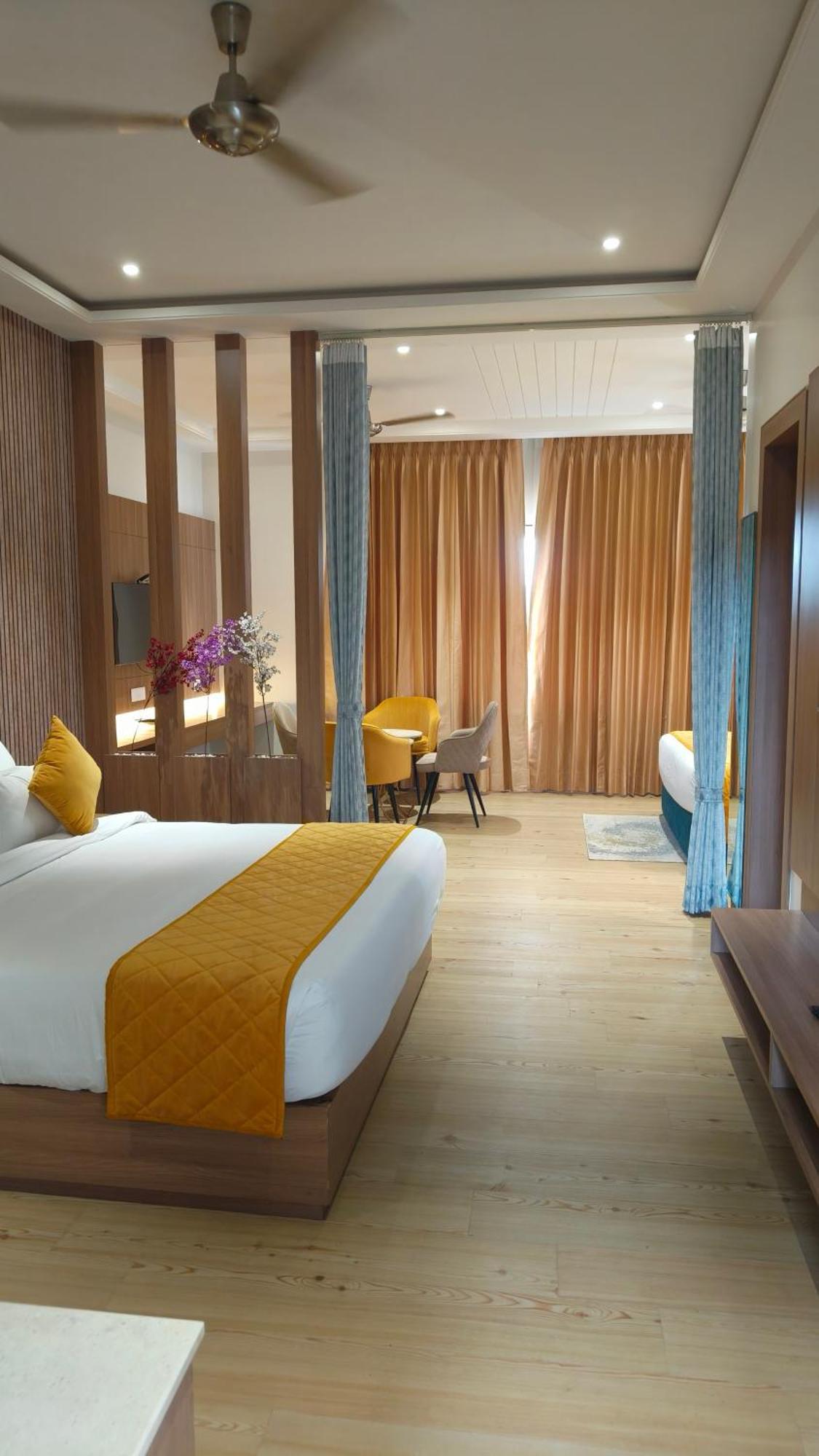 Hotel Three Seasons Vrindāvan Eksteriør bilde